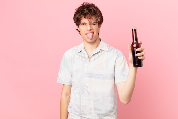 jeune homme avec une bière