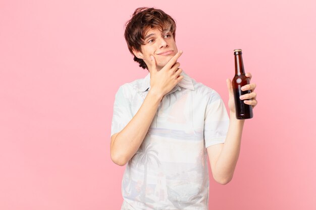 jeune homme avec une bière