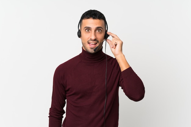 Jeune homme sur blanc isolé travaillant avec casque