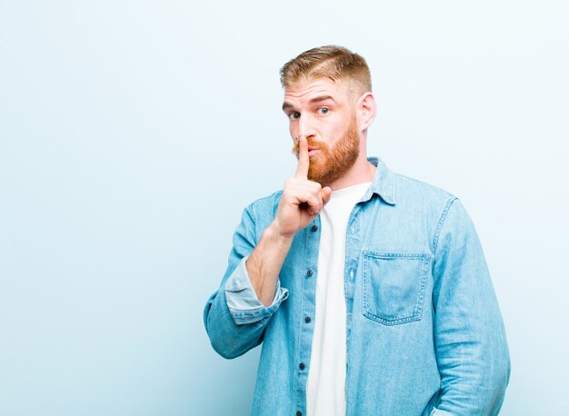 jeune homme blond, demandant silence et calme