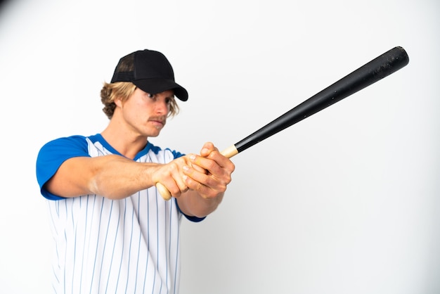 Jeune homme blond isolé sur un mur blanc jouant au baseball