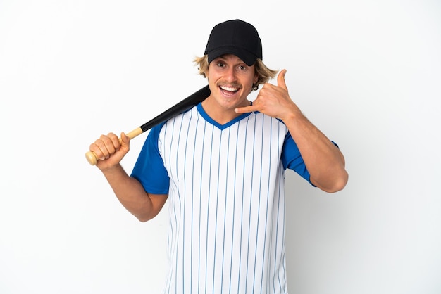 Jeune homme blond jouant au baseball isolé sur un mur blanc faisant un geste de téléphone. Rappelez-moi signe