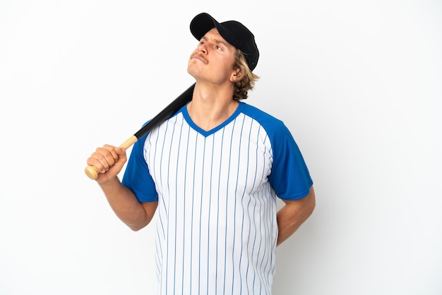 Photo jeune homme blond jouant au baseball isolé