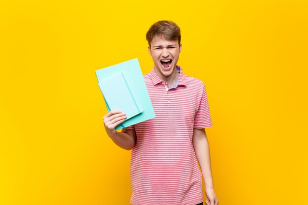 Jeune homme blond avec livre