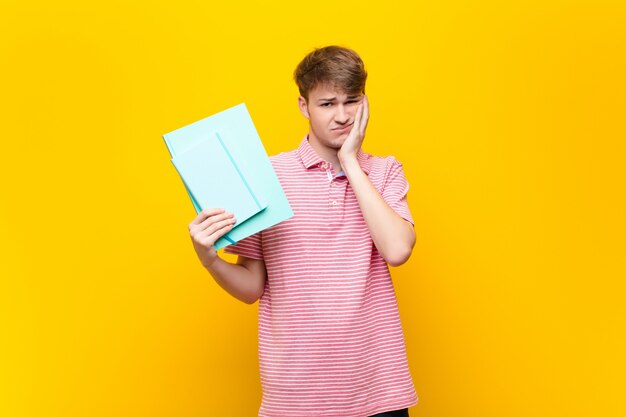 Jeune homme blond avec livre