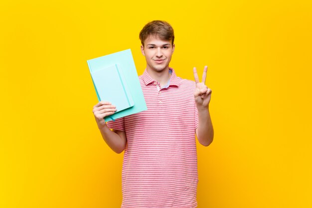 Jeune homme blond avec livre