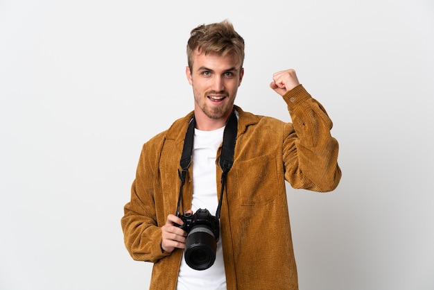 Jeune homme blond photographe isolé célébrant une victoire