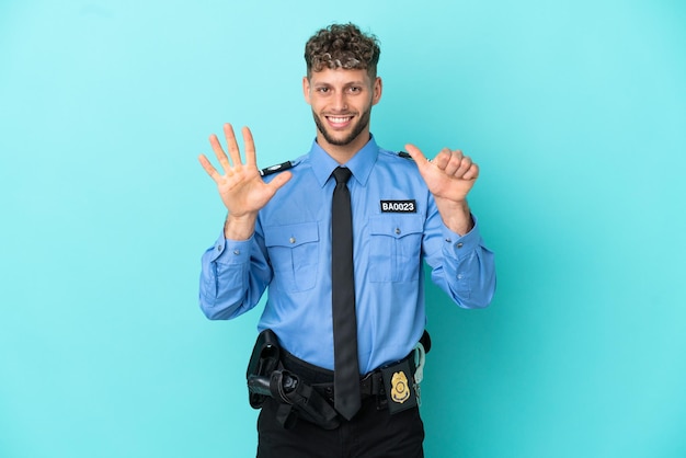 Jeune homme blond policier isolé blanc sur fond bleu comptant six avec les doigts