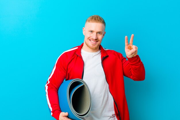 Jeune homme blond portant des vêtements de sport