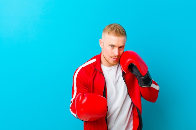 Jeune homme blond portant des vêtements de sport