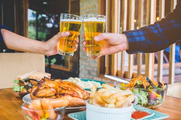 Jeune homme, boire, bière, et, clink, lunettes