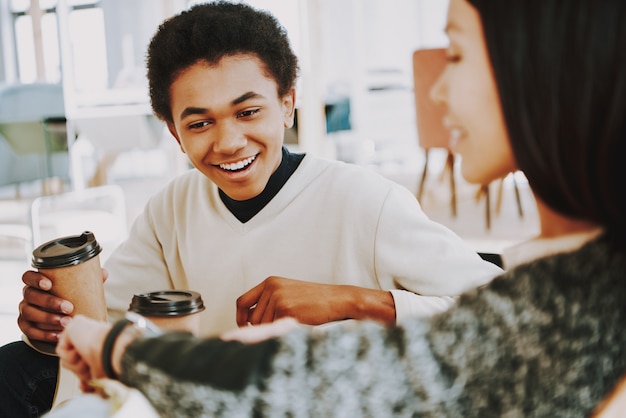 Jeune homme boit du café avec un ami