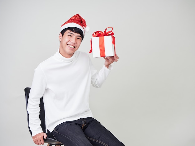 Jeune homme avec une boîte de cadeau de Noël