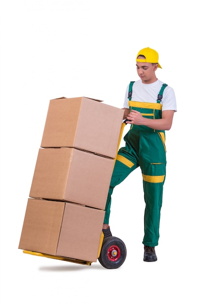 Jeune homme, des boîtes de déménagement avec chariot isolé sur blanc