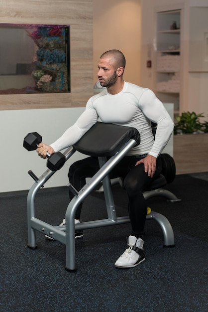 Jeune homme en bonne santé faisant de l'exercice pour les biceps