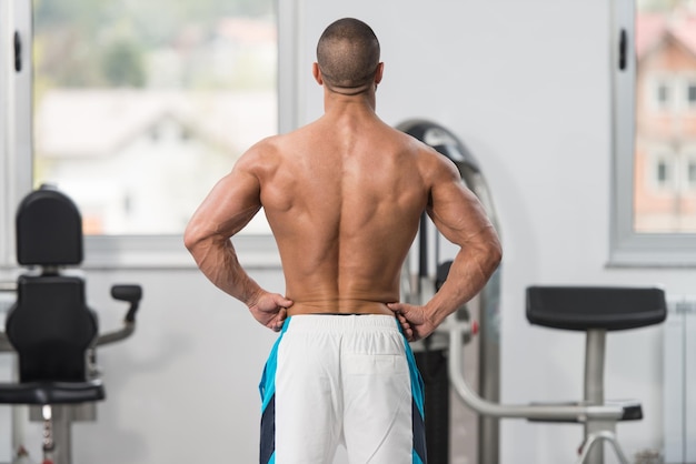 Jeune homme en bonne santé Flexion des muscles