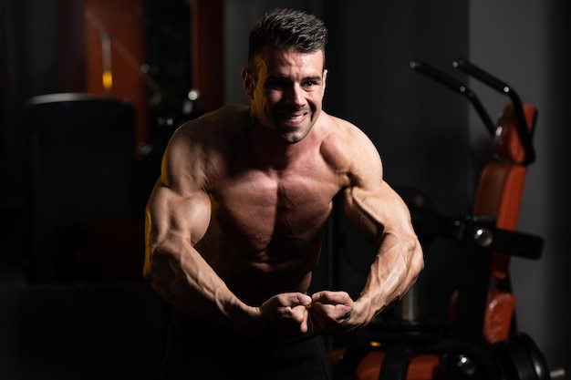 Jeune homme en bonne santé Flexion des muscles