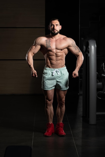 Jeune homme en bonne santé Flexion des muscles