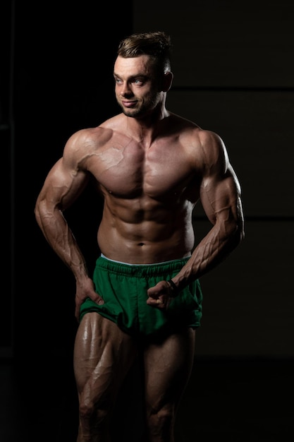 Jeune homme en bonne santé Flexion des muscles