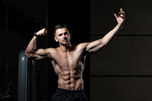 Jeune homme en bonne santé Flexion des muscles