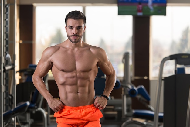 Jeune homme en bonne santé Flexion des muscles