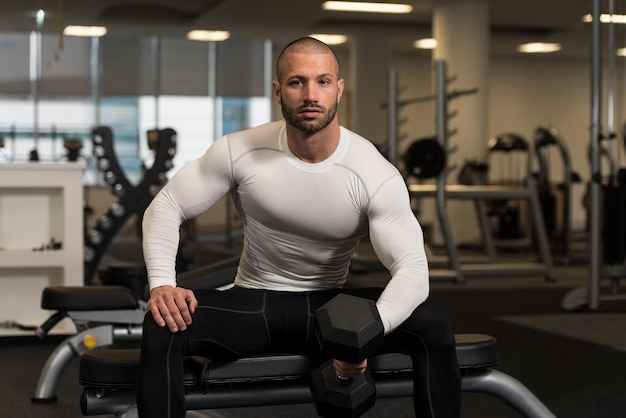 Jeune Homme En Bonne Santé Travaillant Des Boucles Concentration Biceps Haltère