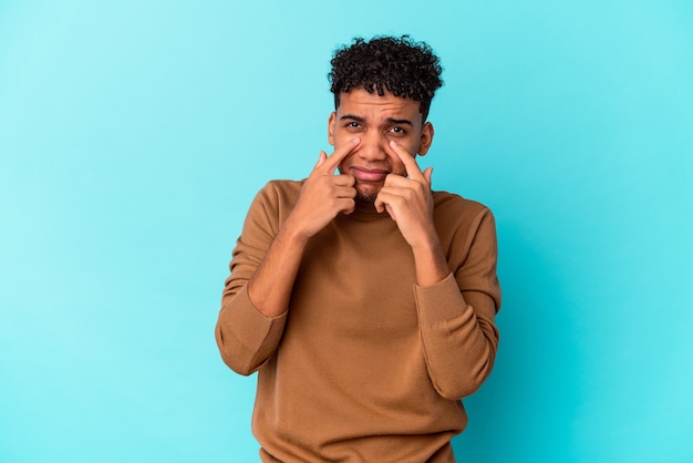 Jeune Homme Bouclé Afro-américain Sur Bleu Pleurer, Mécontent De Quelque Chose, L'agonie Et Le Concept De Confusion.