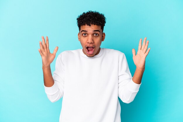 Jeune homme bouclé afro-américain isolé