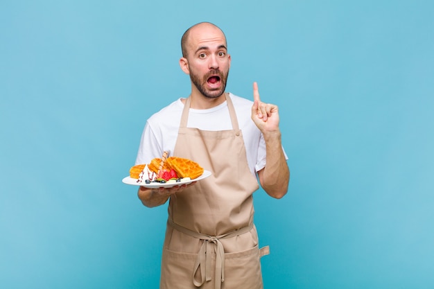 Jeune homme boulanger avec des gaufres