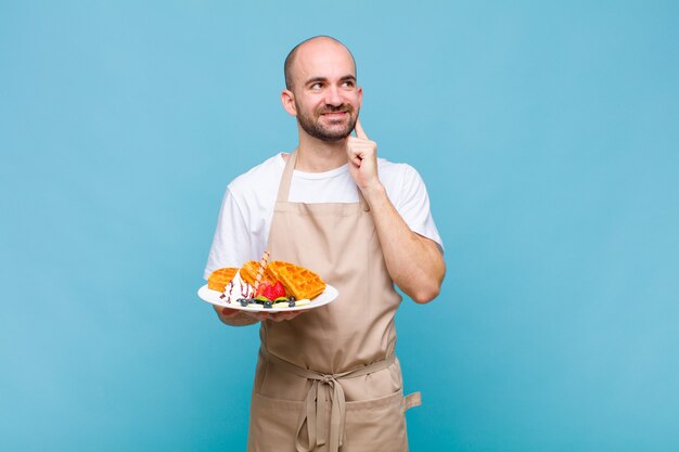 Jeune homme boulanger avec des gaufres