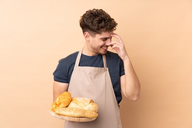 Jeune homme boulanger