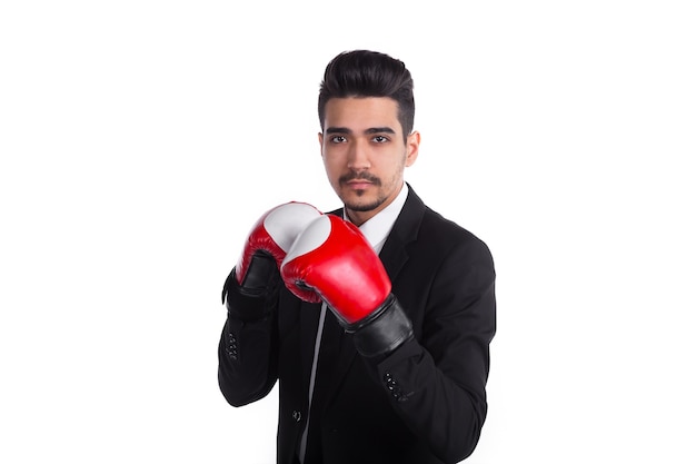 Jeune homme boxeur en costume noir et gants de boxe rouges