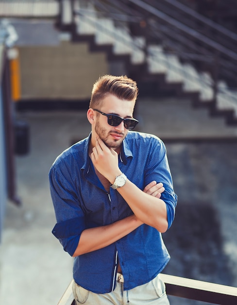 Jeune homme branché