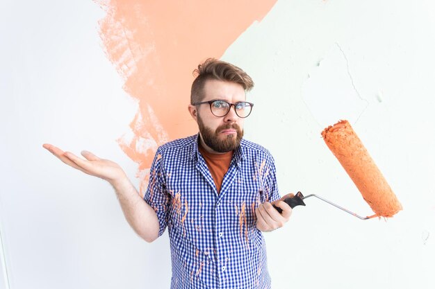 Photo jeune homme avec les bras levés debout contre le mur