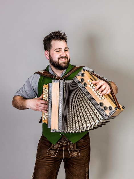 Photo jeune homme avec les bras levés debout sur un fond gris