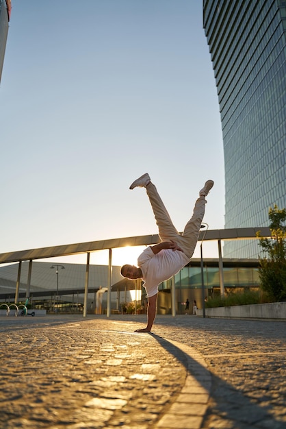 Jeune homme break dance, debout sur la rue urbaine. Concept de mode de vie actif