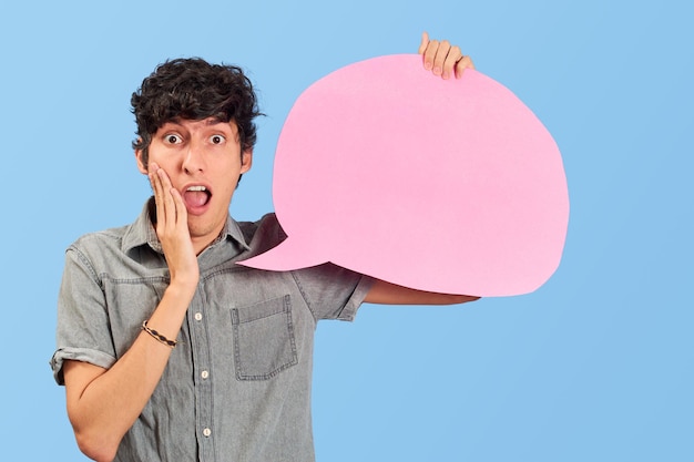 Jeune homme avec bulle de dialogue ou ballon de dialogue à plat bleu