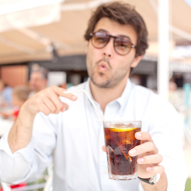 Jeune homme buvant une boisson