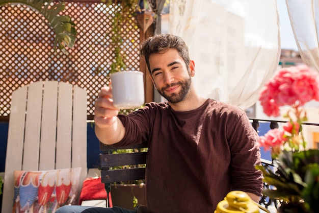 Jeune homme buvant un café