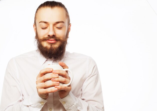 Jeune homme buvant une tasse de café