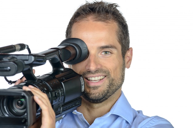 Un jeune homme avec une caméra vidéo professionnelle