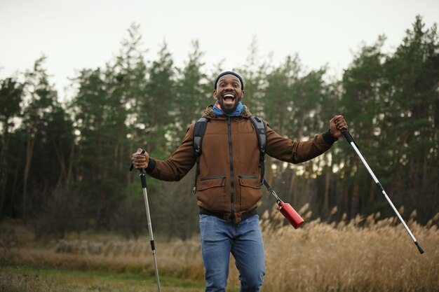 Jeune homme en camping ou en randonnée en automne