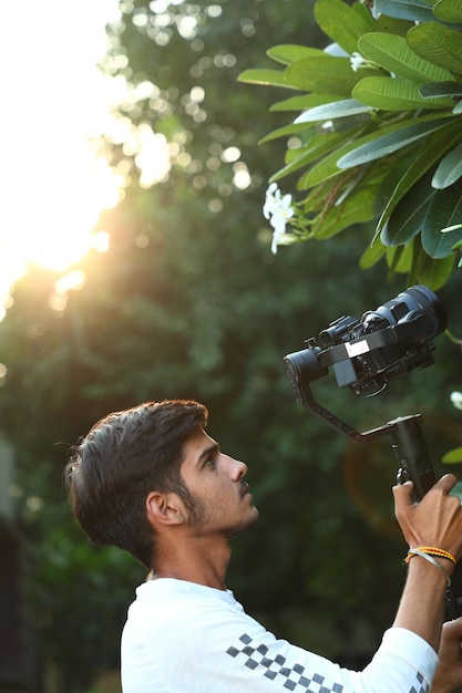 Un jeune homme capturant le meilleur moment de la nature. mise au point sélective, faible profondeur de champ, flou,.