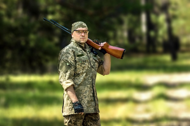 Jeune homme avec une carabine à air comprimé