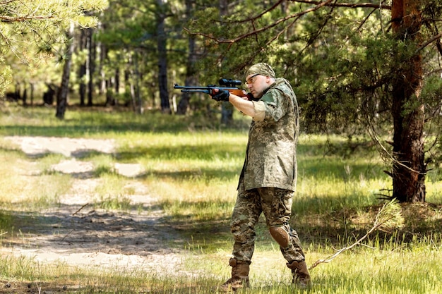 Jeune homme avec une carabine à air comprimé