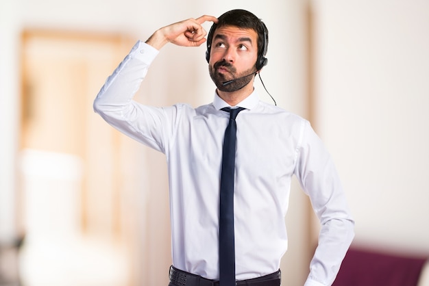 Jeune homme avec un casque ayant des doutes sur des fondements non focalisés