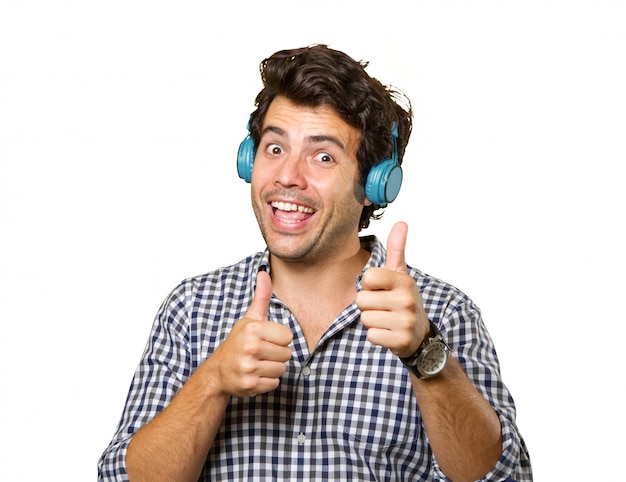 Jeune homme avec un casque isolé