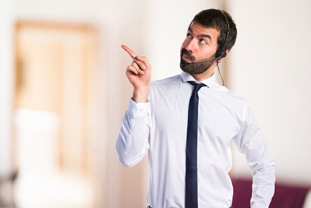 Jeune homme avec un casque pensant en arrière-plan non focalisé