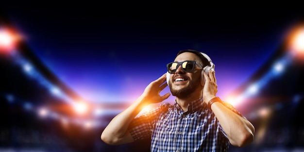 Jeune homme avec un casque. Technique mixte