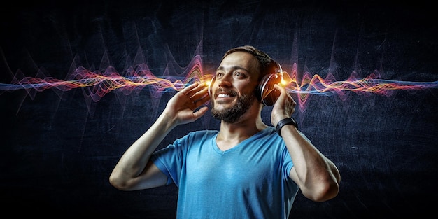 Jeune homme avec un casque. Technique mixte